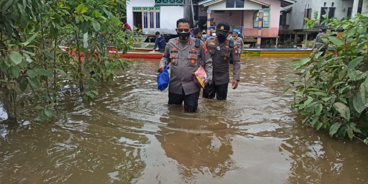 PENYERAHAN BANSOS KEPADA MASYARAKAT YANG TERDAMPAK BANJIR DIWILAYAH HUKUM POLRES KAPUAS HULU.