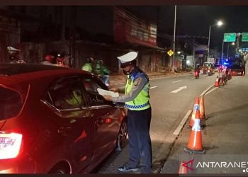 Polri lakukan penyekatan lalu lintas di Jakarta dalam pelaksanaan PPKM