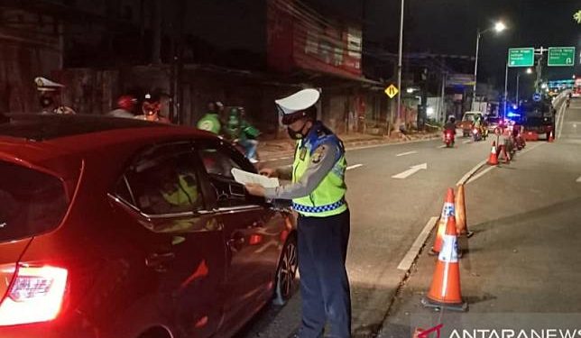Polri lakukan penyekatan lalu lintas di Jakarta dalam pelaksanaan PPKM