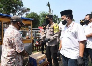 Polri Tebar 1.000 Paket Sembako Kepada Pedagang Kaki Lima Terdampak Covid-19
