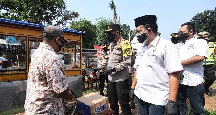 Polri Tebar 1.000 Paket Sembako Kepada Pedagang Kaki Lima Terdampak Covid-19