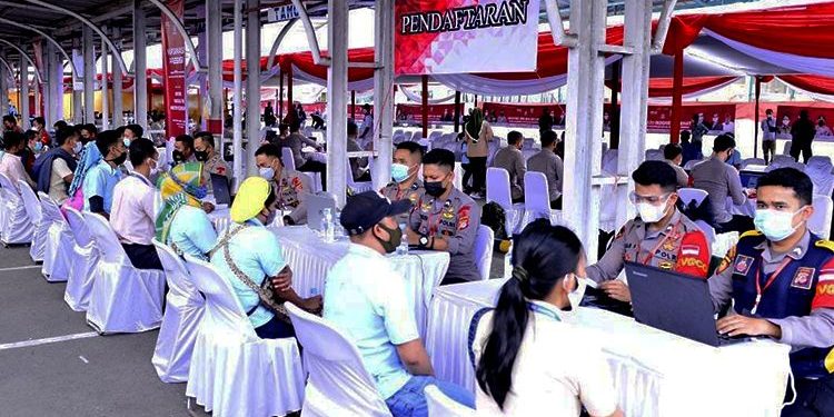 Tinjau Vaksinasi Massal KSPSI, Kapolri: Buruh Harus Tetap Sehat dan Dijauhi dari Corona