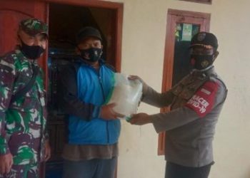TNI Dan Polri Bagikan Bansos Sembako Kepada Warga Terdampak Covid – 19