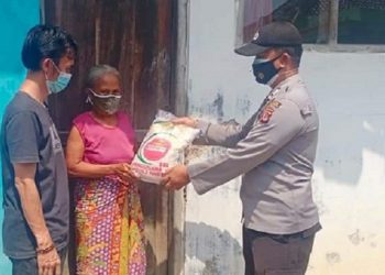 Polri Tak Kenal Lelah Berikan Bansos Kepada Warga Jompo Dimasa PPKM