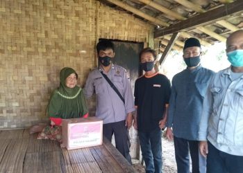Polisi Bagikan Bansos Sembako Kepada Masyarakat Terdampak Covid-19 Ditengah PPKM
