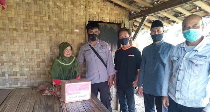 Polisi Bagikan Bansos Sembako Kepada Masyarakat Terdampak Covid-19 Ditengah PPKM