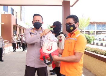 100 Paket Sembako Didistribusikan TNI/Polri di Samarinda dari Rumah ke Rumah