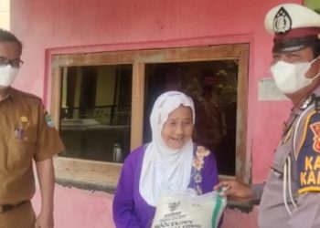 Dengan Humanis Polisi Salurkan Bansos Kepada Warga Jompo Kelurahan Tonjong Dimasa PPKM