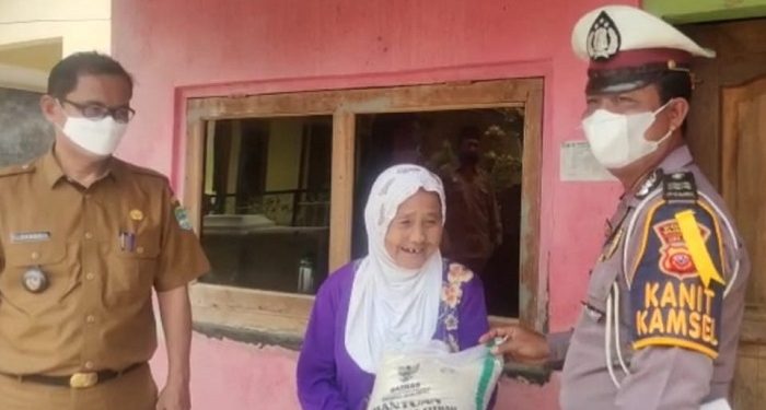 Dengan Humanis Polisi Salurkan Bansos Kepada Warga Jompo Kelurahan Tonjong Dimasa PPKM