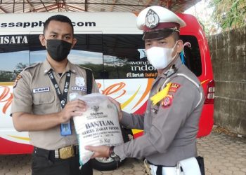 Polisi Tebar Bansos Puluhan Paket Sembako Untuk Warga Terdampak PPKM Darurat