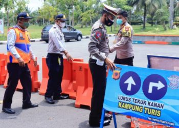 Cegah Kerumunan, Polres Ciamis Rekayasa Lalin dan Edukasi Prokes di Obyek Wisata