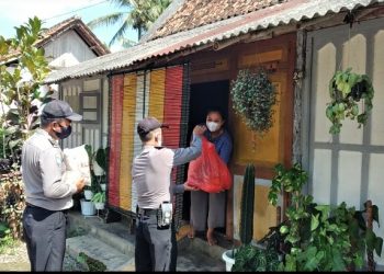 Jumat Berkah, Polsek Kutoarjo Beri Paket Sembako Kepada Warga Masyarakat