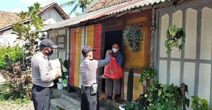 Jumat Berkah, Polsek Kutoarjo Beri Paket Sembako Kepada Warga Masyarakat