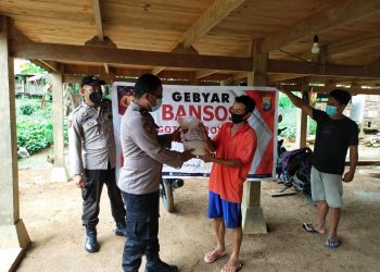 Bhabinkamtibmas Menyerahkan Bantuan Sosial kepada Masyarakat Tidak Mampu