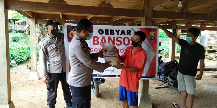 Bhabinkamtibmas Menyerahkan Bantuan Sosial kepada Masyarakat Tidak Mampu