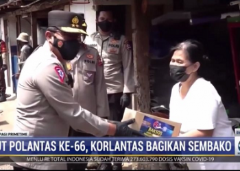 HUT ke-66 Polantas, Korlantas Bagikan Sembako di Setiabudi