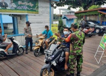 Gelar Operasi Yustisi, Polsek Penyinggahan Kubar Berbagi Masker ke Warga