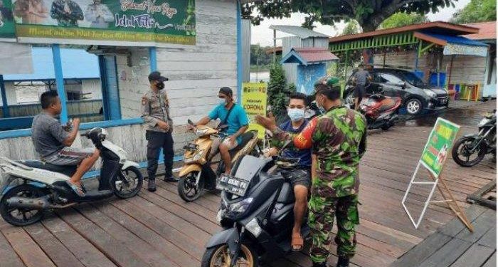Gelar Operasi Yustisi, Polsek Penyinggahan Kubar Berbagi Masker ke Warga