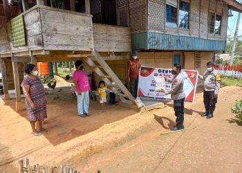 Gotong Royong Polres Tana Toraja, Kapolsek Saluputti Bagikan Sembako