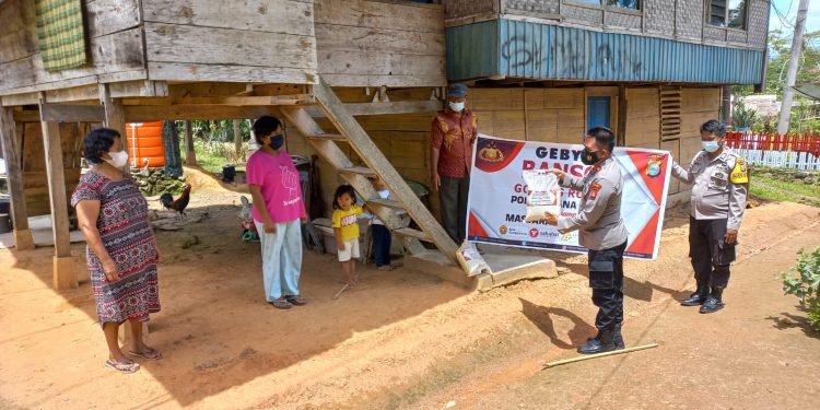 Gotong Royong Polres Tana Toraja, Kapolsek Saluputti Bagikan Sembako