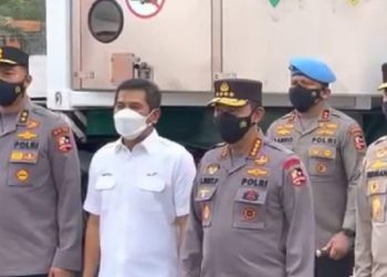 Kapolri Serahkan Bantuan Isotank untuk Penanganan Covid-19 di Tanjung Priok