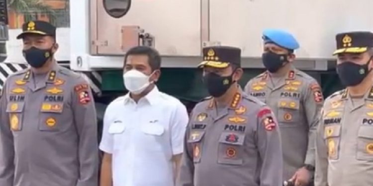 Kapolri Serahkan Bantuan Isotank untuk Penanganan Covid-19 di Tanjung Priok