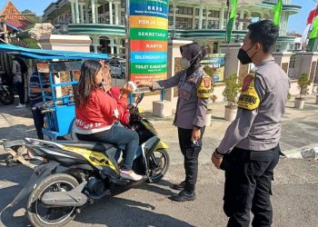 Lindungi Warga dari Covid-19, Polisi Bagikan Masker Gratis Ditengah PPKM