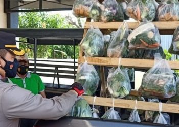 Naik Gerobak Motor, Anggota Polres Sukoharjo Bagikan Sayur ke Rumah Penduduk