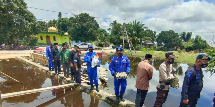 Peduli Korban Banjir Di Kotawaringin Lama, Personel Marnit Pendulangan Bersama Tim Gabungan Distribusikan Bansos