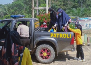 Perjuangan Vaksinasi Suku Talang Mamak, Polisi dan Nakes di Inhu Harus Melintasi Bukit