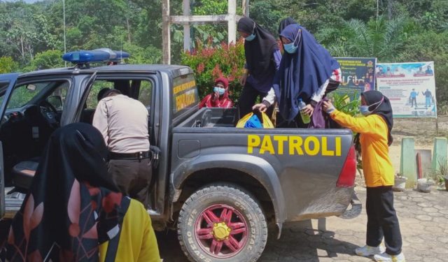 Perjuangan Vaksinasi Suku Talang Mamak, Polisi dan Nakes di Inhu Harus Melintasi Bukit