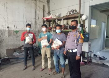 Polri Salurkan Bansos Untuk Pekerja Bengkel Dimasa PPKM