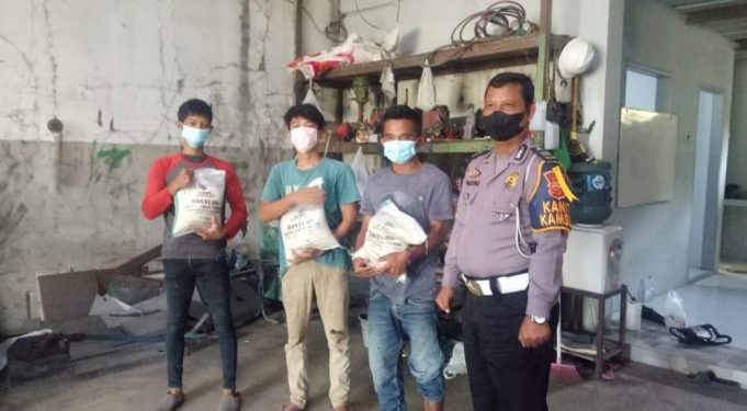 Polri Salurkan Bansos Untuk Pekerja Bengkel Dimasa PPKM