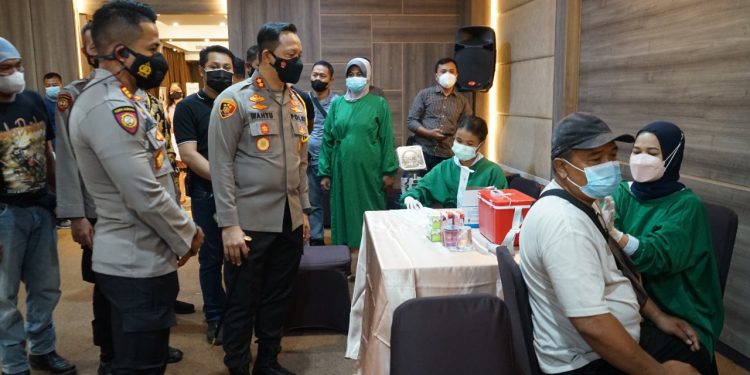 Sehari, Polres Sukoharjo Suntikkan 8000 Dosis Vaksin dari Kota Hingga Desa