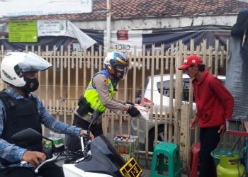 Sinergitas TNI-Polri di Kota Cimahi Bagikan Bansos kepada Warga Terdampak Covid-19