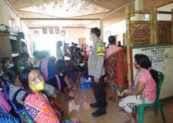 Terapkan Prokes, Bhabinkamtibmas monitoring Penyelenggaraan Vaksinasi