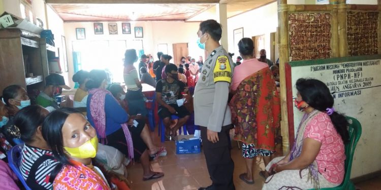 Terapkan Prokes, Bhabinkamtibmas monitoring Penyelenggaraan Vaksinasi