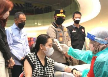 Tinjau Vaksinasi di Surabaya, Kapolda Cek Kepatuhan Warga Gunakan Aplikasi Pedulilindungi di Mal