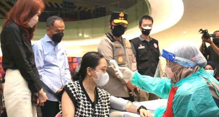 Tinjau Vaksinasi di Surabaya, Kapolda Cek Kepatuhan Warga Gunakan Aplikasi Pedulilindungi di Mal