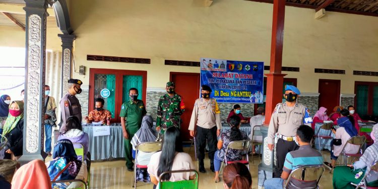 TNI- Polri Kawal Vaksinasi Merdeka di Tiga Tempat Wilayah Kecamatan Ngantru Tulungagung