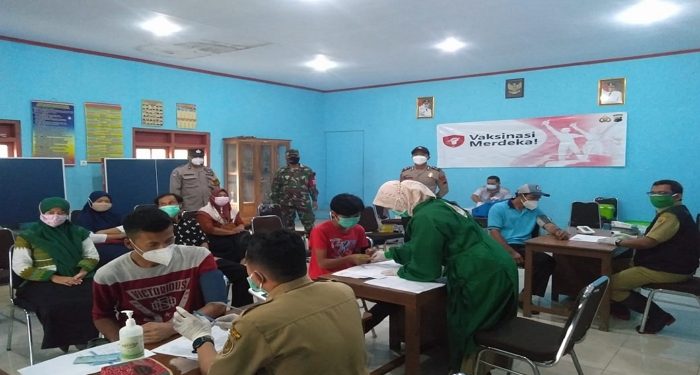 TNI-Polri Lakukan Sinergitas Pendampingan Vaksinasi di Kecamatan Petungkriyono