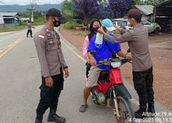 Upaya Polsek Badau Edukasi Masyarakat Untuk Disiplin Memakai Masker.