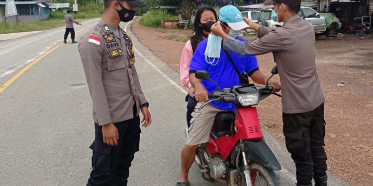 Upaya Polsek Badau Edukasi Masyarakat Untuk Disiplin Memakai Masker.