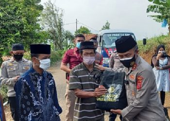 Tidak Henti – Hentinya Polri Berikan Bansos Ditengah PPKM Kepada Kaum Duafa