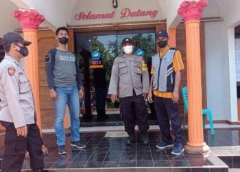 Amankan Gereja, Personel Polsek Bangsri Sampaikan Imbauan Prokes Kepada Jemaat