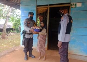 Bantu Warga Terdampak Pandemi, Polsek Nuhon Salurkan Paket Sembako