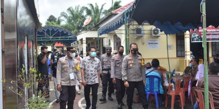 Bupati Balangan Tinjau Vaksinasi Polri Presisi dan Semangati Nakes