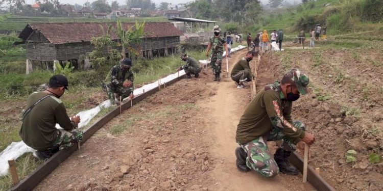 Kodam Brawijaya Jawab Keluhan Masyarakat di Daerah Terisolir Melalui TMMD 112