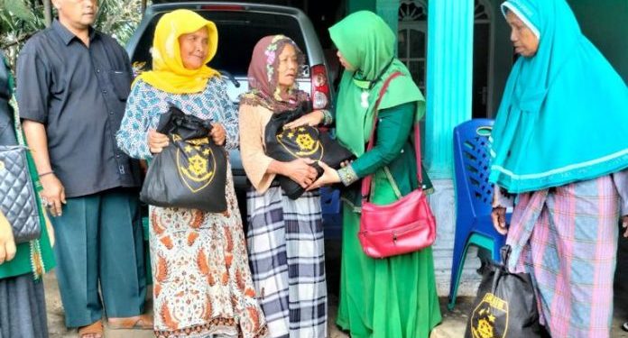 Kabareskrim Bagi Baksos ke Padangsidimpuan