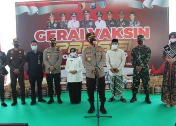 Kapolda Jatim Tinjau Pelaksanaan Vaksinasi Presisi di Ponpes Mambaul Maarif Jombang